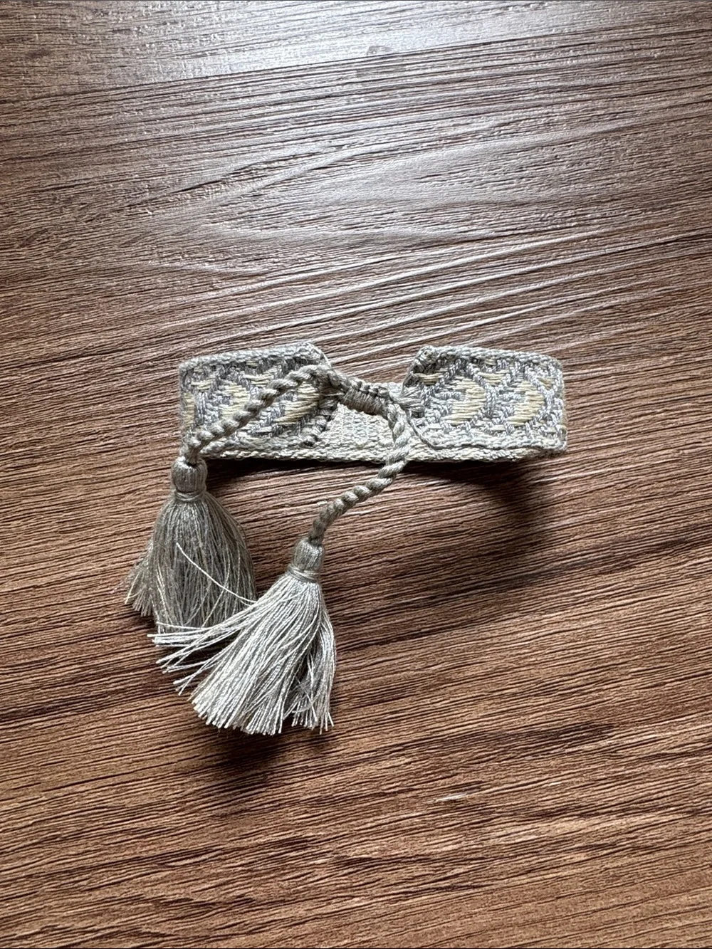 Handwoven 'J'adore' Adjustable Bracelet (Gray and Cream)